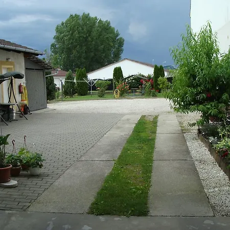 Guest house Hugi Panzio *